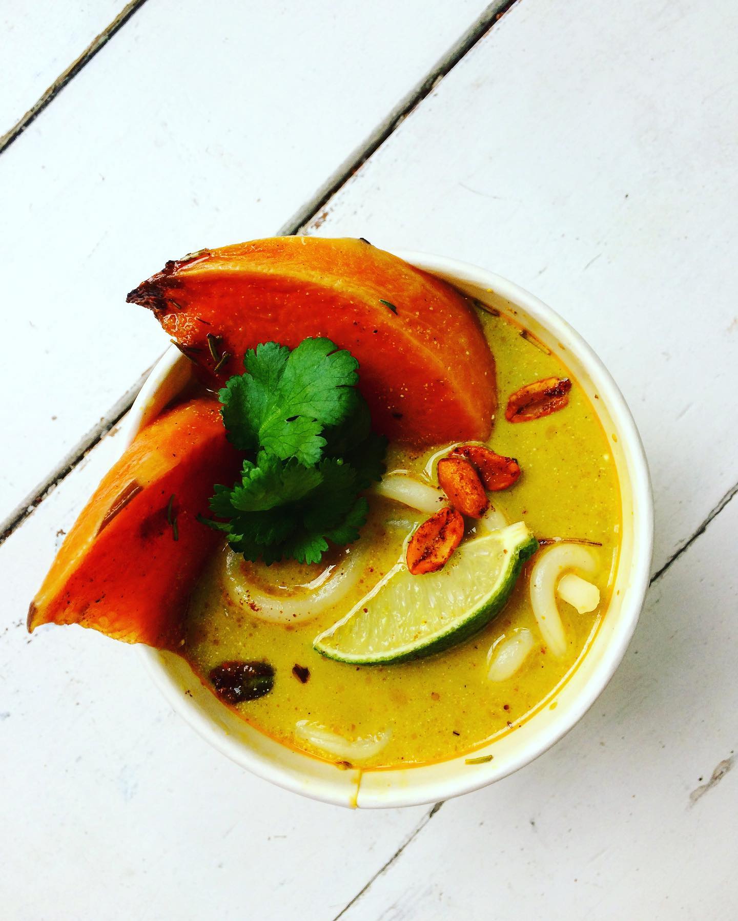 VEG DELI w Warszawie i ich laksa kokosowo-limonkowa z pieczoną dynią i makaronem udon