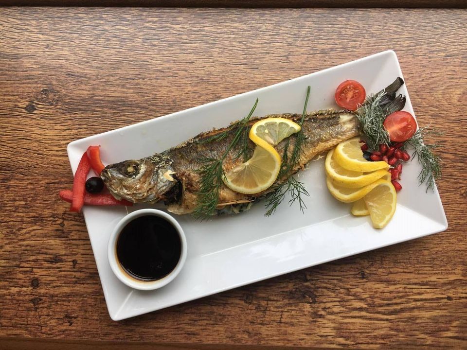 Warszawa - Restauracja Georgia - labraks ze szpinakiem i sosem granatowym